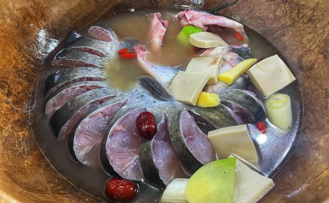溢美德蒸汽石锅鱼，蒸汽蒸熟得快，营养高健康来