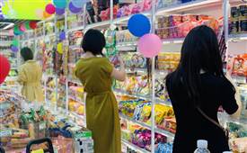 如何在市场发展竞争中不断突破，怡佳仁零食店品牌线上线下协同进步