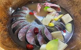 溢美德蒸汽石锅鱼，蒸汽蒸熟得快，营养高健康来