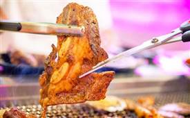 小猪查理川式烤肉，大火盆小香猪，火文化彝族风川蜀情