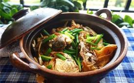 广东经典名菜：砂锅焗鱼头煲做法，浓郁鲜味！